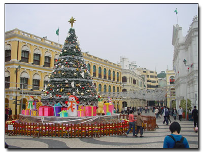 Weihnachtsbaum in Macao vor dem Senatsgebäude (nicht im Bild)