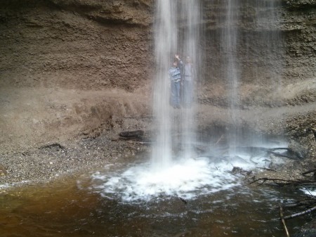 Kinder hinter Wasserfall in Pähler Schlucht